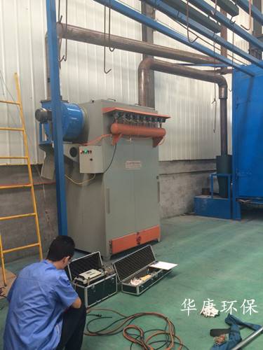 玻璃廠脈沖袋濾式除塵機工作運行中