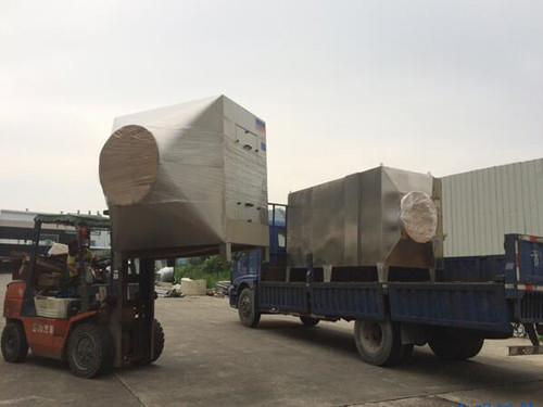 華康光氧催化廢氣凈化器李工正在裝車(chē)圖片