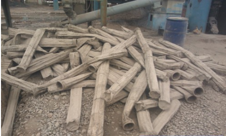 在冒灰的單機除塵器上更換下來的廢舊除塵布袋