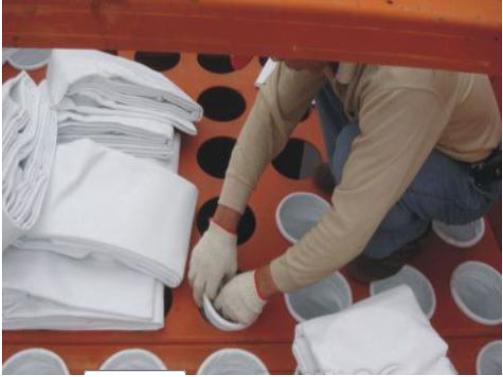 卡在花板孔上的除塵器濾袋圖