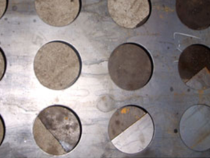 活性炭吸附塔應(yīng)用行業(yè)家具木業(yè)、化工涂料、金屬表面處理等噴涂、噴漆、烘干、電子原件生產(chǎn)、電池（電瓶）生產(chǎn)、酸洗作業(yè)、實(shí)驗(yàn)室排風(fēng)、冶金、醫(yī)藥、涂裝、食品、釀造等廢氣處理