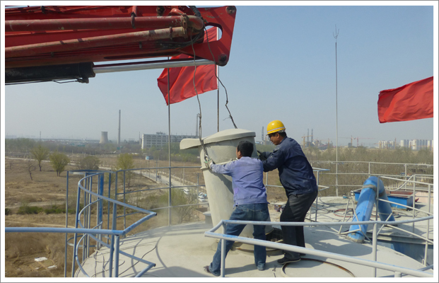 華康技術人員對其老式濾筒式除塵器進行拆除